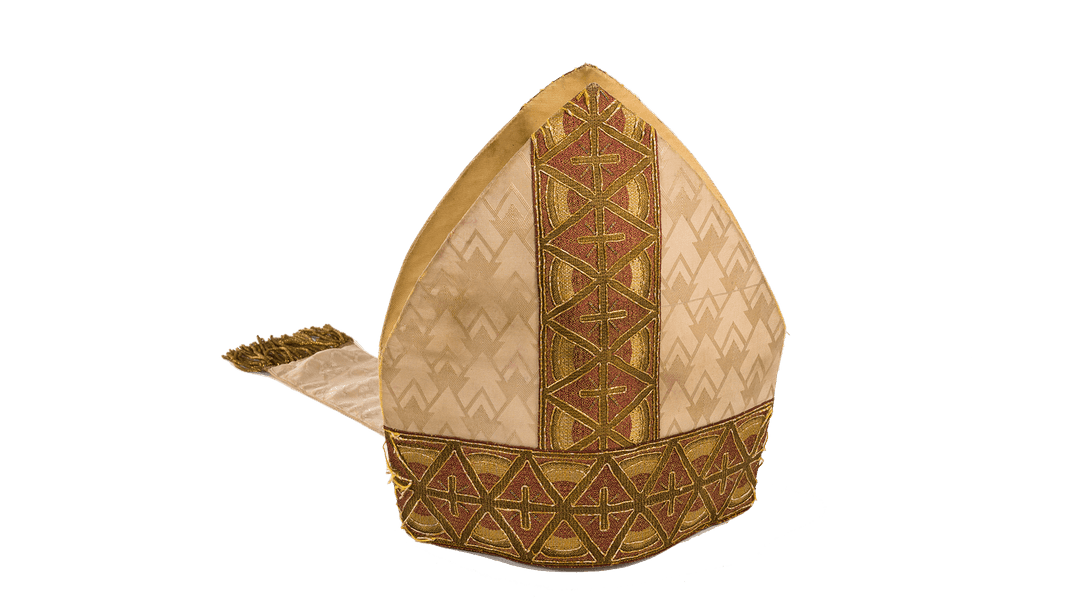 Czapka papieża? Poznaj piuskę, mitrę, tiarę i camauro!