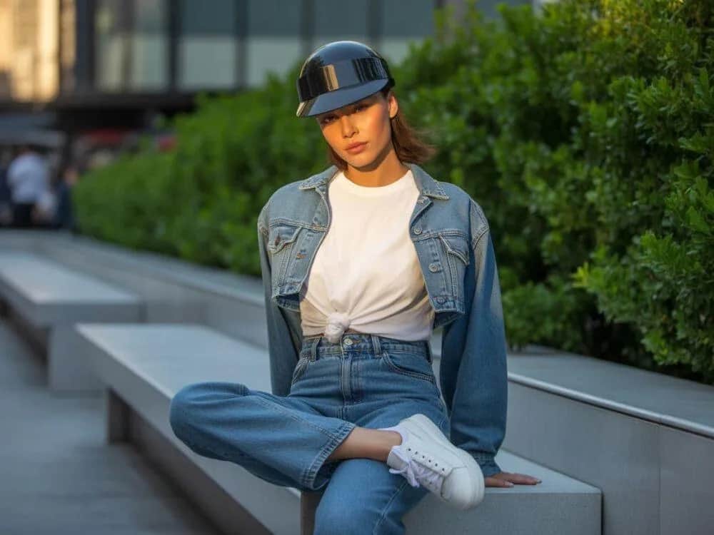 Jak stylowo nosić czapkę z daszkiem? Dobierz ją do twarzy!