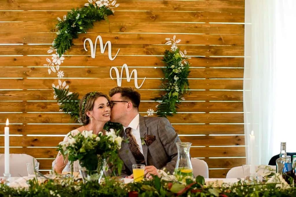 Wesele rustykalne: Strój gościa z klasą. Jak uniknąć wpadek?